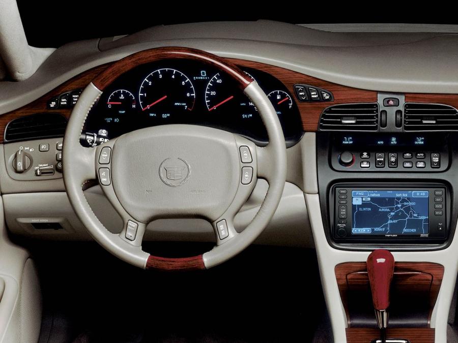 Панель приборов Cadillac DeVille DTS 2000 года  (фото 6 из 16)